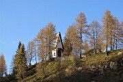 71 Sul sent. 250 con vista sulla Cappella del Rif. Laghi Gemelli